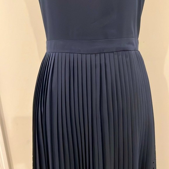 Banana Republic Laser Cut Curved Hem Dress - Picture 4 of 11